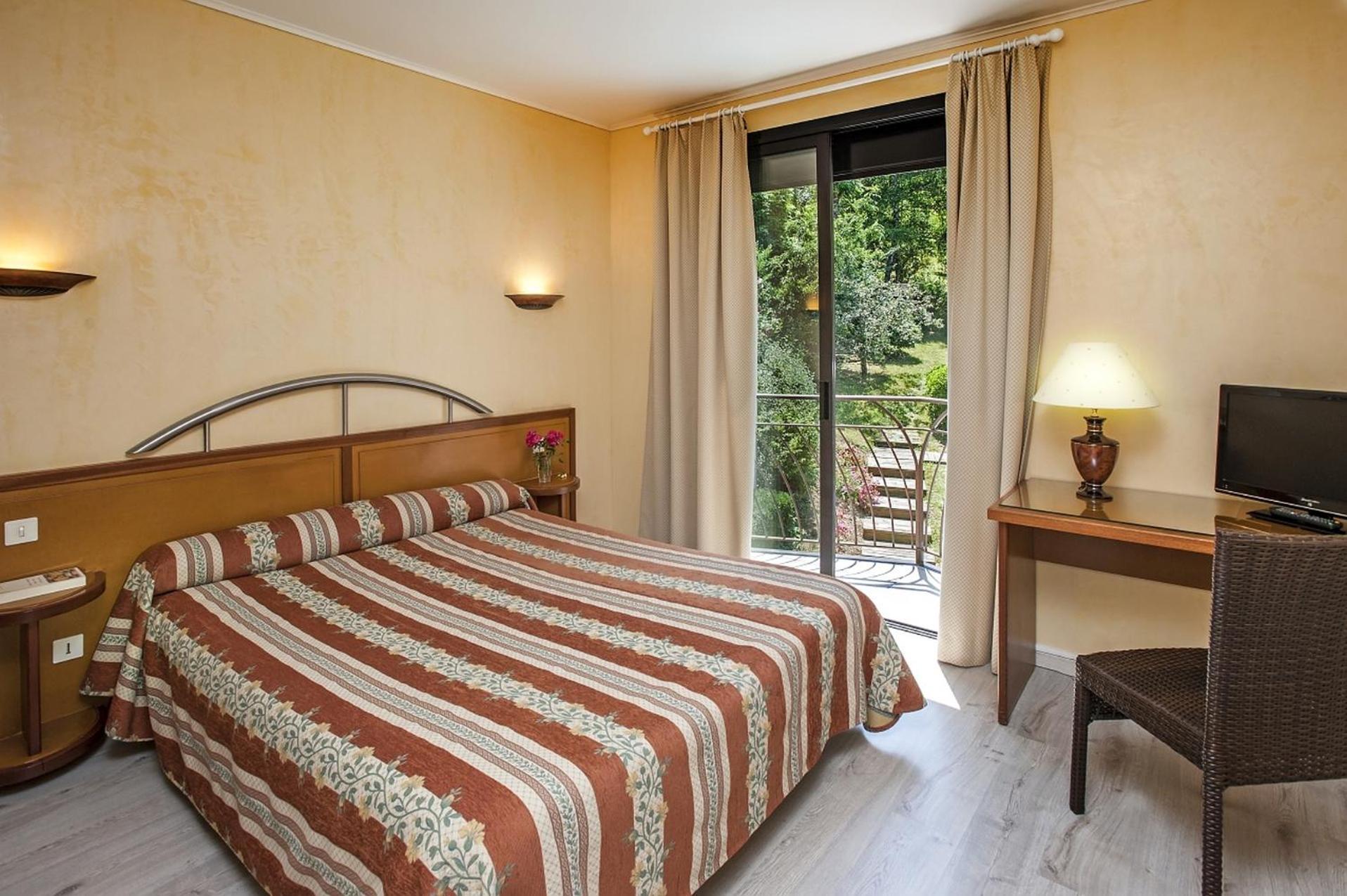 Logis Hotel Restaurant Le Mont Aigoual Meyrueis Bagian luar foto